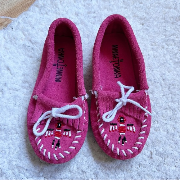 Minnetonka Moccasins 2605 - Childrens Thunderbird Moccasin - Hot Pink Suede - Picture 2 of 8